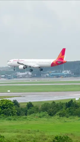 ✈️ 9 NGÀY ĐÓN 3 TÀU BAY, HÀNH TRÌNH CỦA TỐC ĐỘ Chỉ trong 9 ngày, Sun PhuQuoc Airways đã liên tiếp chào đón 3 tàu bay hiện đại đầu tiên thuộc sở hữu của hãng – khởi đầu cho một hành trình lớn tràn đầy khát vọng. Nếu chiếc A321NX đầu tiên đặt dấu mốc mở đường, thì sự gia nhập của hai tàu bay A321Ceo tiếp theo đã tiếp thêm sức mạnh để hình thành nên đội bay trẻ trung, đầy tự tin của Sun PhuQuoc Airways. Và đây mới chỉ là sự khởi đầu. Trong những tháng sắp tới, 5 tàu bay tiếp theo sẽ lần lượt hạ cánh Việt Nam, để hoàn thiện đội bay 8 chiếc trong năm 2025 - nền tảng vững chắc cho khởi đầu của một hãng hàng không đẳng cấp, giàu bản sắc và cảm xúc. Ngay từ bây giờ, chúng ta có thể cùng nhau đếm ngược đến những khoảnh khắc được mong chờ nhất: 🔥 THÁNG 10: SĂN VÉ 