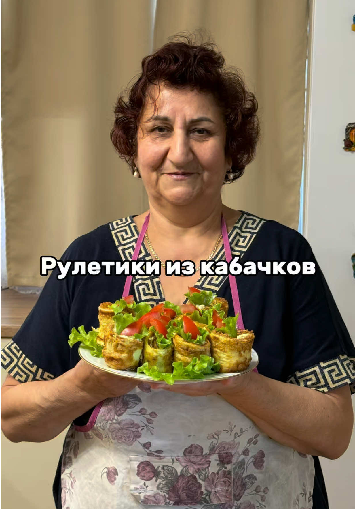 Рулетики из кабачков  2 штук кабачок молодой  1 стак муки 2 яйцо  Растительное масло для жарки Начинка 100 гр сыр твердый  3 стол лож майонез 3 зуб чеснок 1 помидор  Лист зелени