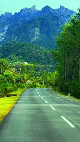 “View Kundasang ni macam dalam mimpi 🏔️✨ Tempat paling healing untuk lari dari stress. Kalau bukan kat sini, kat mana lagi? 💚” #Kundasang #KundasangSabah #HealingTrip #TravelVlog #NatureVibes #JalanJalanMalaysia #GunungKinabalu #ViewCantik #Fypシ #FYPMalaysia #tiktoktravel @Ainlotfi🌸 