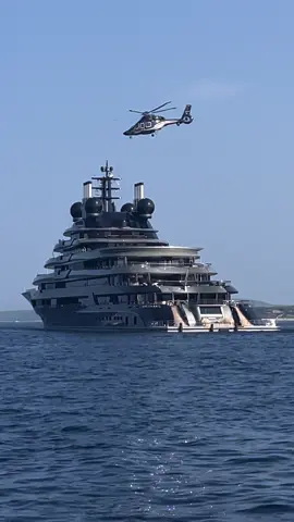 🚤 M/Y Luminance – a masterpiece of modern superyacht design 👤 Owner: Rinat Akhmetov 📍 Cala Sabina, Sardinia 🚁 Helicopter leaving the helipad – pure luxury vibes 💸 Estimated value: over $500 million #LuminanceYacht #Superyacht #LuxuryLifestyle #YachtTok