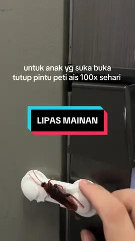 pasang lock pon tk jalan yaa 🥲lepas pasang lipas dgn cicak ni dah takmau buka tutup peti ais dah. kalau tidak smpai nk reban pintu 😈😈😂😂 #lipas #mainan #fypシ゚viral #perangkaplipas 