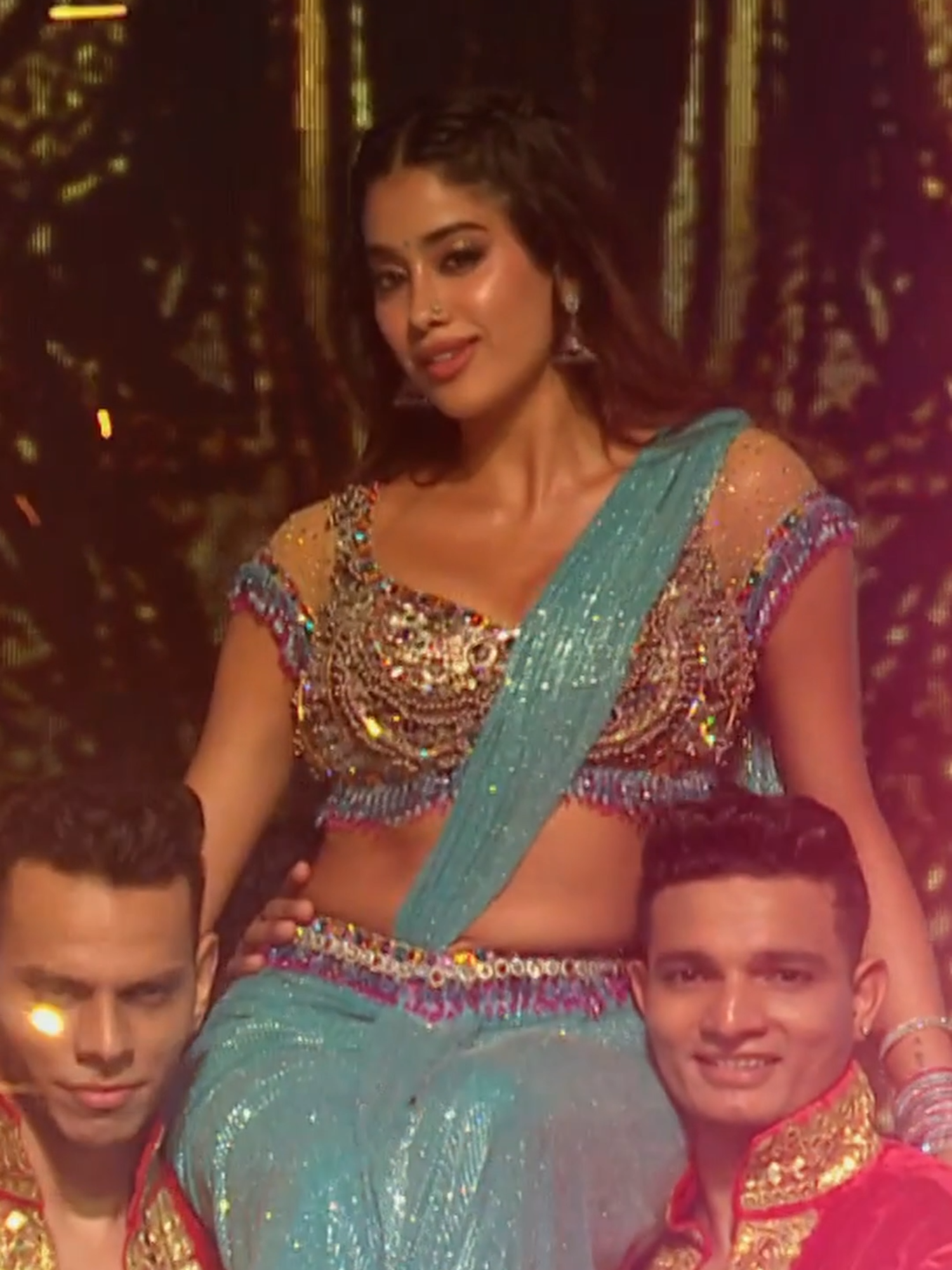 A sundari in every sense, Jahnvi Kapoor leaves us mesmerised every time! #IIFA #bollywood #iifathrowback #bollywoodthrowback #viral #foryou #fyp #jahnvikapoor #sundari #paramsundari #dance #bollywoodsong #bollywooddance #bollywoodperformance