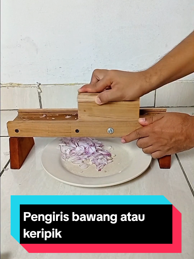 Membalas @budhesri64 Ya ka pengiris bawang / keripik yang mudah dan praktis digunakan. Bisa untuk mengiris bawang sekali banyak dengan cepat, qtau mau bikin keripik kentang, pisang juga bisa #pengirisbawang  #pengirisserbaguna  #pengiriskeripik  #bawanggoreng  #keripik 