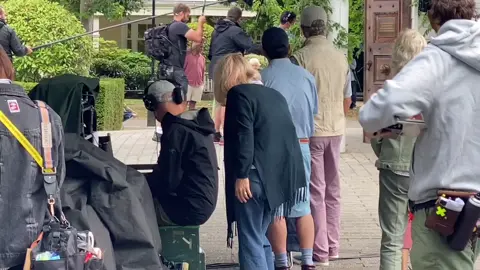 Sandra Bullock and Diane Wiest back on set filming Practical Magic 2. Filming took place on the Hamptons in Worcester Park here in the uk. Amazing to have been able to see this #sandrabullock #dianeweist #practicalmagic #practicalmagic2 #filmclips 