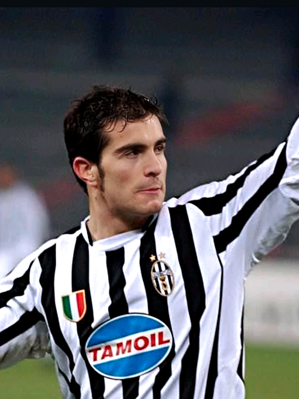 Enzo Maresca, cervello silenzioso del centrocampo bianconero nei primi anni 2000. Intelligenza tattica, visione verticale e piedi raffinati: un regista puro in una Juventus affollata di fuoriclasse. Non sempre protagonista, ma sempre essenziale per chi sa leggere oltre il pallone. #vocibianconere #juventus #enzomaresca #buongiornobianconeri 🤍🖤