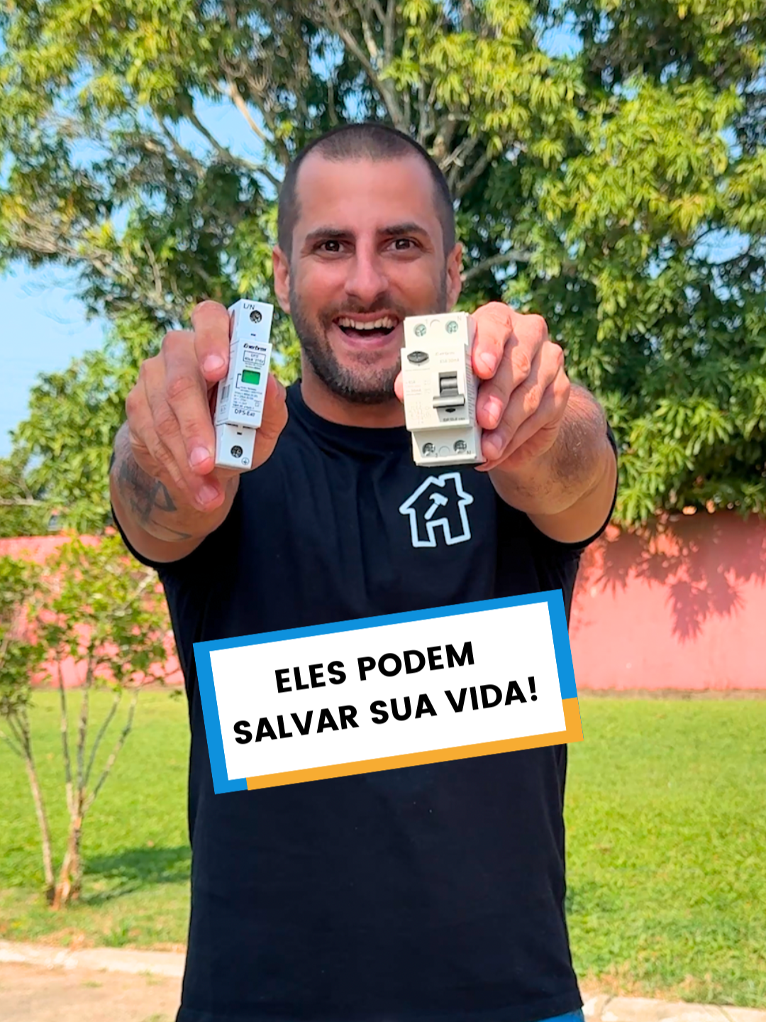 ISSO PODE SALVAR SUA VIDA ❤️ Como vocês já sabem, estamos mudando de cidade e a casa nova precisou passar por uma reforma completa na parte elétrica. Isso significa que trocamos os conduítes, fios, quadro e disjuntores. Foi nesse momento que eu conheci o IDR e o DPS da @enerbras_br e fiquei realmente impressionado com a importância deles. Até então, eu realmente achava que tudo o que eu precisava ter era um conjunto de disjuntores, mas eu estava enganado! 😱 O IDR é um dispositivo de segurança que protege contra choques elétricos. Ele detecta correntes de fuga e desliga o circuito em caso de perigo. Sensacional, né? Já o DPS vai proteger a sua rede elétrica e os seus equipamentos contra aqueles surtos e picos que eventualmente acontecem e queimam vários aparelhos. Você já conhecia esses dispositivos? Comenta EU QUERO para receber os links 🙂 #eletrica #dps #idr
