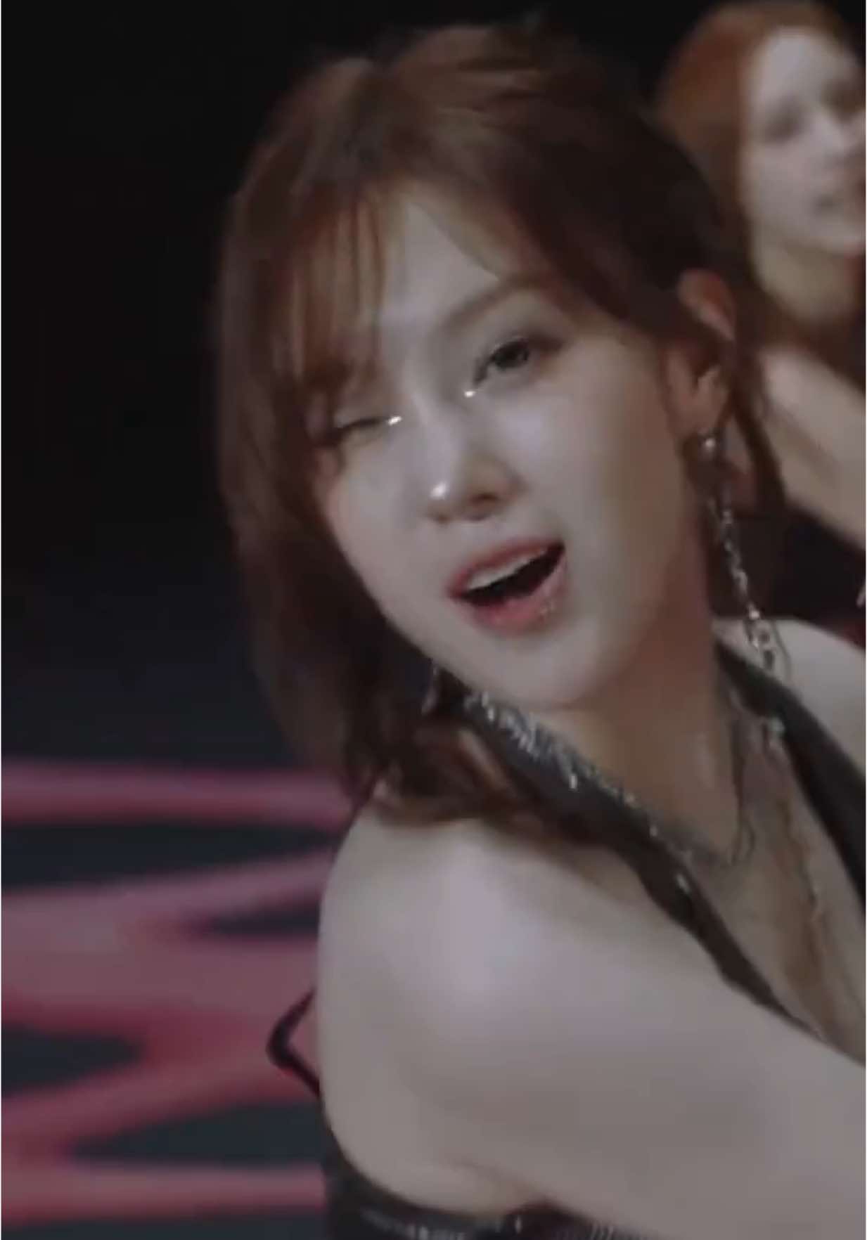 Kep1er MV公開 🏎️ #Kep1er 今日以迷你7輯 《BUBBLE GUM》回歸，同名主打歌的MV也已公開 📺 主打曲是一首House風格的 EDM Pop 舞曲，感性的節拍與流暢且動態的音域格外突出 🪩 歌詞中「嘲笑那些不友善的視線，一口吞下所有一切」的意志令人印象深刻，被形容為 Kep1er 包裝出的「鐵味泡泡糖 🍬 📸 Kep1er (YT) 🧑🏻‍💻 James ▶︎ 有想知道的韓國情報嗎？首先, 來Kitto看看吧 ▶︎ 為你更新每日韓國大小事 #KittoKPOP #韓國情報 #韓國新聞 #韓國流行 #kpop