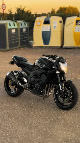 Yamaha FZ1 N  Is essentially a Yamaha R1 stripped of its fairings, a naked machine built directly from the DNA of a supersport. Powered by the legendary 1000cc engine from the R1, it has been tuned for the road, offering more flexibility in daily riding while keeping the raw explosiveness that made the R1 iconic. The FZ1 N full black is more than just a motorcycle, it is a statement: dark, aggressive, and uncompromising. Its exposed frame, muscular stance, and deep black finish give it a powerful and intimidating presence, while its performance reminds you at every twist of the throttle that this is no ordinary roadster. It is the perfect blend of elegance and brutality, a true rider’s machine that carries the spirit of the R1 into the streets in its purest, most untamed form. #fz1 #yamaha #bikelife #sound #fyp 