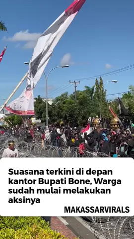 Suasana terkini di depan kantor Bupati, Warga sudah mulai melakukan aksinya pada Selasa sore, 19 Agustus 2025. Aksi ini terkait kenaikan PBB-P2 kabupaten Bone. #makassarvirals 