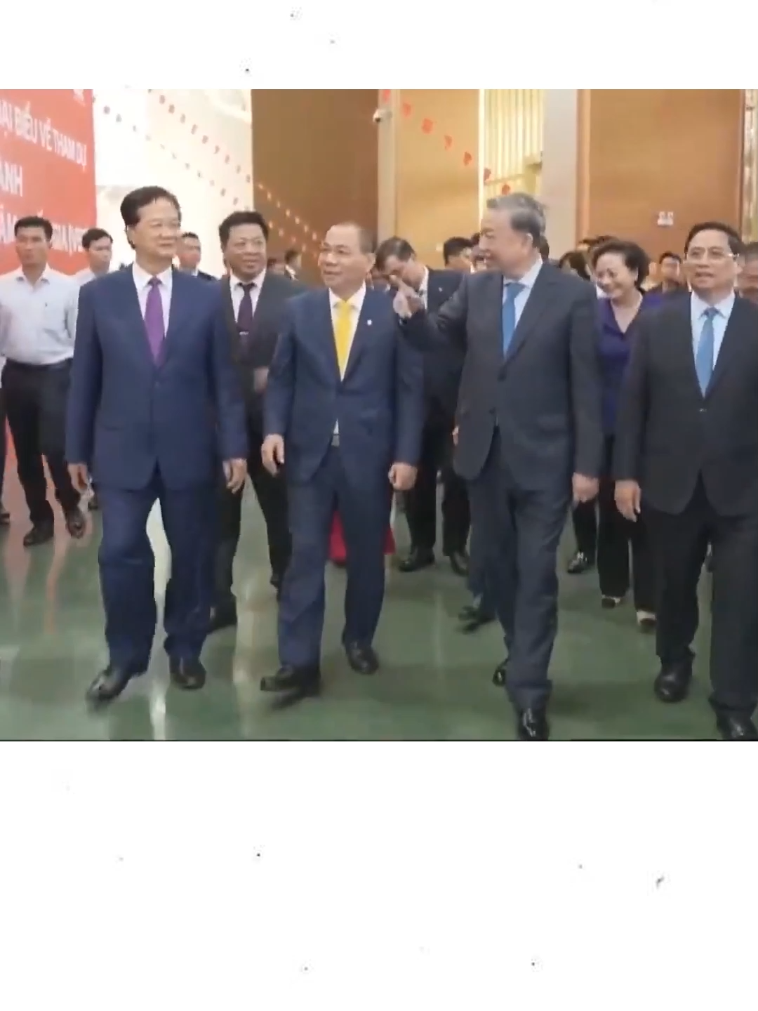 Tổng Bí thư Tô Lâm, Thủ tướng Phạm Minh Chính, Nguyên Thủ tướng Nguyễn Tấn Dũng cùng đi tham quan Trung tâm Hội chợ Triển lãm Quốc gia. #tolam #tongbithutolam #phamminhchinh #thutuongphamminhchinh #nguyentandung #thutuongnguyentandung #hoichotrienlam #xuhuong #xuhuongtiktok #tiktok2025 #phamnhatvuong #vingroup