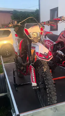 Отсечка секс🫦 #progasi #мото #эндуро #мотоциклы #рек PROGASI Super Max 300 PRO Новая модель PROGASI Super Max 300 PRO 2024 модельного года! Вы хотели больше эмоций, скорости и адреналина? Встречайте PROGASI Super Max 300 PRO, разработанный специально для динамичного движения по пересечённой местности! PROGASI Super Max 300 PRO - это выбор как продвинутых новичков, так и опытных райдеров. Мощный и надежный двигатель Zongshen PR300 с воздушным охлаждением и 5-ступенчатой трансмиссией в паре со спортивным карбюратором Nibbi Racing BLACK PE30 и выхлопом PROGASI Exhaust System обеспечивают идеальную композицию и мощность 27 л.с.