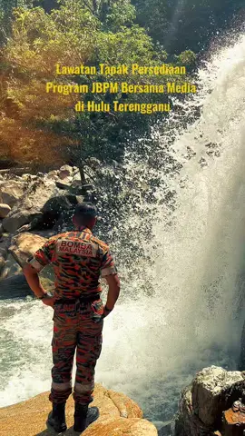 LAWATAN TAPAK BAGI MENGADAKAN PROGRAM JABATAN BOMBA DAN PENYELAMAT MALAYSIA BERSAMA MEDIA Hulu Terengganu, 19 Ogos 2025 – Satu lawatan tapak telah diadakan oleh Jabatan Bomba dan Penyelamat Malaysia (JBPM) Negeri Terengganu di Hutan Lipur Hulu Terengganu bagi persediaan penganjuran program JBPM bersama pihak media. Lawatan ini bertujuan meninjau lokasi serta mengenal pasti keperluan logistik dan teknikal bagi memastikan kelancaran penganjuran program yang bakal berlangsung. Program ini dijangka menjadi platform memperkukuhkan hubungan strategik JBPM bersama pengamal media dalam menyebarkan maklumat berkaitan kebombaan, keselamatan kebakaran, serta kesiapsiagaan menghadapi sebarang insiden kecemasan. #BombaDanMedia #PerkongsianStrategik #JBPMTerengganu
