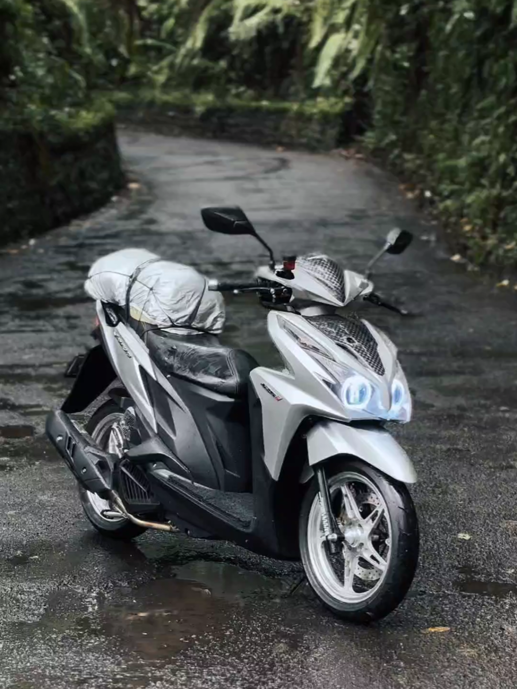 musim hujan di hutan itu syahdu bnget ya🥺 #vario #variomodifikasi #vario125old #varionistyindonesia #vario125 