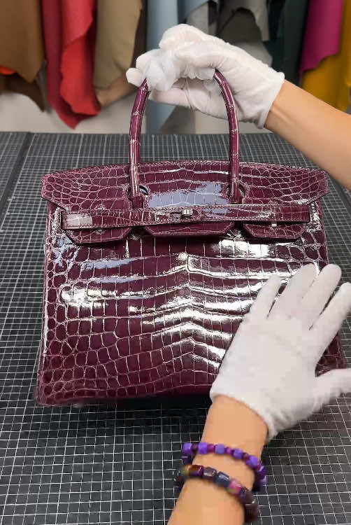 The deep and noble grape purple, paired with the natural texture of rare crocodile leather, shines like a gemstone in the twilight, radiating subtle yet undeniable power. Every refined detail is a mark of time and craftsmanship, carrying the essence of luxury and individuality. This bag is not just an accessory—it’s a declaration of identity and attitude. 🍷💼 *Please give me a like if you like my video * We can customize with any leathers , colors, size, as you like . * its suitable for various occasions and all seasons. Message or email me Email：dorlbag888@gmail.com WhatsApp in profile. #bag #luxurybag #designerbags #handcrafted #handmadepurse #leatherpurse #leatherbag #customized #totebag #leathercraft #UAE #USA #crocodile #crocodileleatherbykitti🐊🐊 #crocodileleather #qualitybags  #womenbag #beauty #highquality #gift  #fashion #fashionbag #fyp #gift