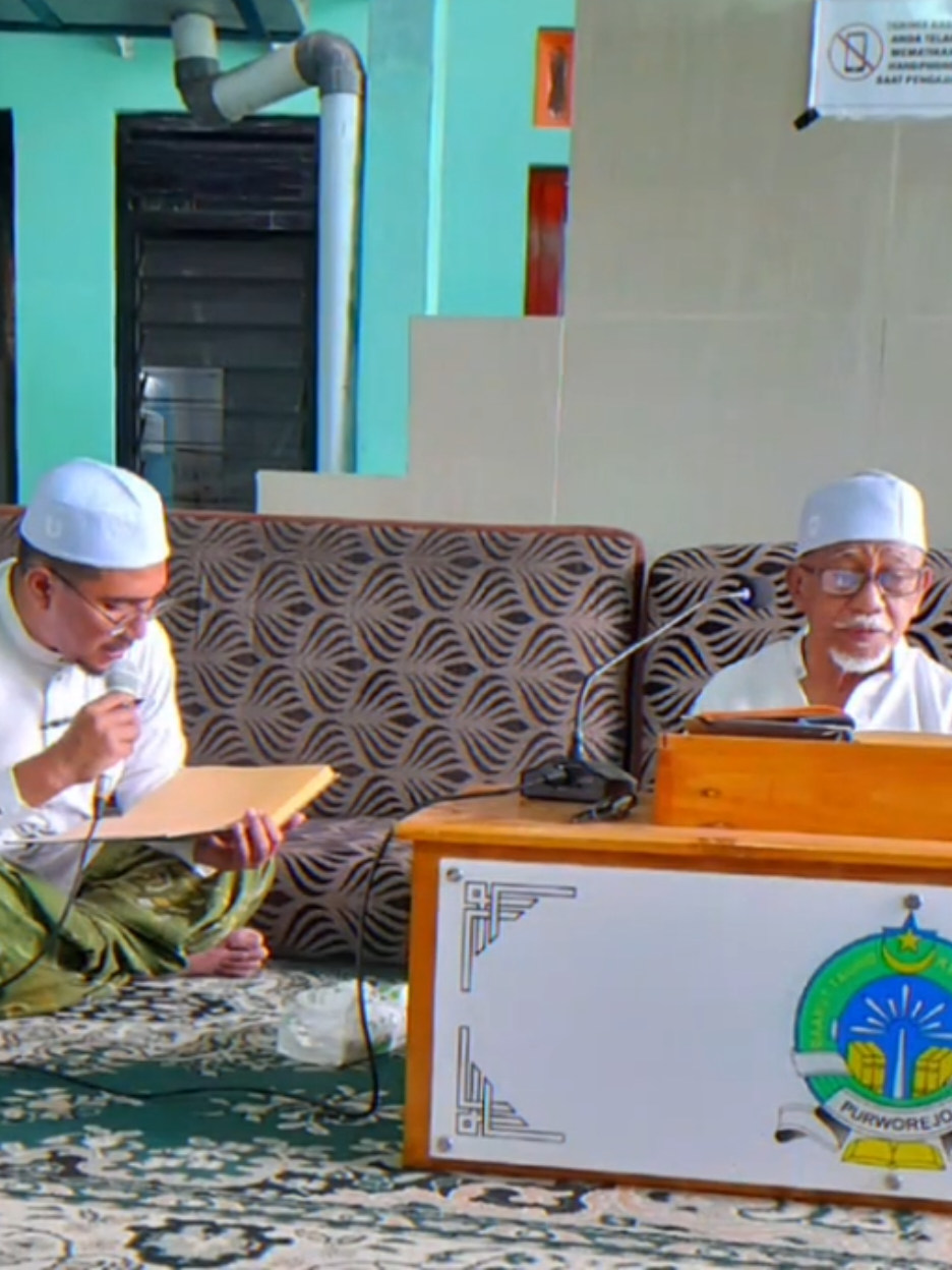 إنا لله وإنا إليه راجعون اللهم اؤجرنا في مصيبتنا واخلف لنا خيرا منها KH. Thoifur Mawardi Husnul salah satu murid kinaskh Sayyid Muhammad Alawi Al Maliki Makkah wafat, Selasa 19 Agustus sekitar jam 16.00, beliau pengasuh pondok Pesantren Darut Tauhid Kedungsari Purworejo Jawa Tengah جعلنا الله خيرا خلفا له Vidio saat KH. Idror Maimoen Ngaji Sama beliau