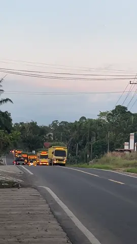 Tag supirnyaa #storytrukkalimantan #driver_muda_punya_cerita #trukkalimantan #stylekalimantan #cantermaniaindonesia 