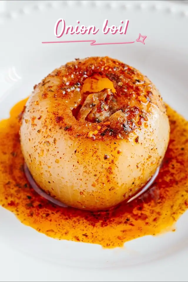 Onion boil 🧅  Ingredients  Onion  Butter  Paprika  Black pepper Garlic powder  Oregano  Salt 🧂  Recipe  Peel the onion and cut the trim and root and hollow out a small hole in the center put butter 🧈 inside the hole and add the seasoning on top and add some more butter around it and put it in aluminum foil and wrap it tightly in foil and put in the oven for 45 - 60 minutes  And enjoyyy 🤩 #food #foryou #Foodie #tiktok #onions 