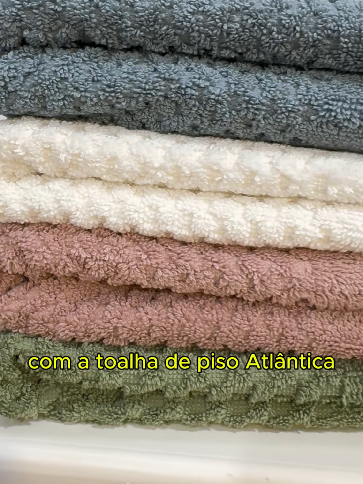 🚿✨ Conforto aos seus pés! A Toalha de Piso Atlântica une absorção, maciez e resistência para deixar seu banheiro ainda mais aconchegante. 🛒 Compre já em: www.feiraodetoalhas.com.br #banheiro #Qualidade #banho #piso