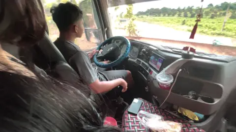 Đi theo xem chồng có tia em nào ở bản không 🤣@Tiến Chuyên Ship Gạch😋 #xhtiktok #daklak47 #behuong🎀 #xh 