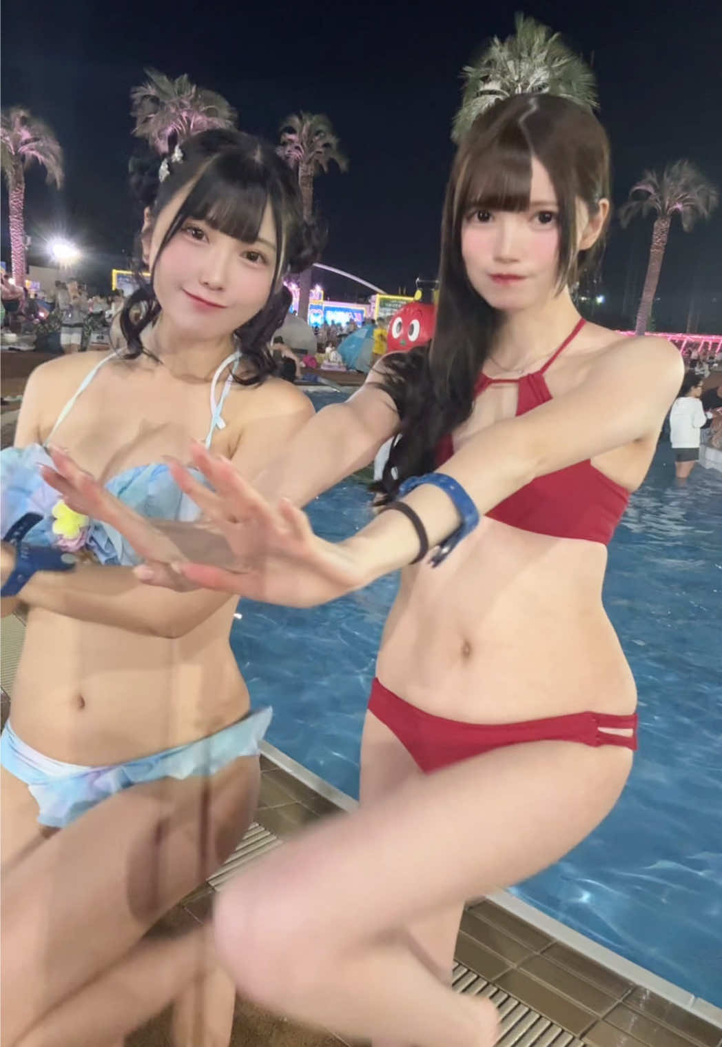どっちの子に声掛けたい？🐬♡ @りんちゃん @石油王と繋がりたい  #アイドル #水着 #プール 