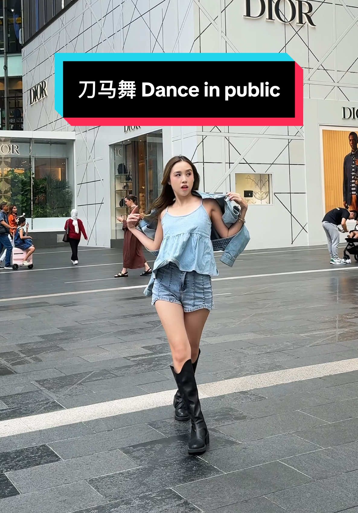 Guess how many times I threw my jacket 👀 #刀马刀马 #danceinpublic #dancechallenge #刀马舞 