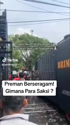 Yang terhormat Bapak Listyo sigit di tempat,inilah aksi polisi yang menampol pendemo,,,bagaimana mau disidak atau masyarakat yg turun tangan...nggak harus gitu pak caranya...pendemo hanyalah rakyat biasa pak bukan penjahat.... #kapoldametrojaya  #viral  #fyp #sorotan #prabowo 