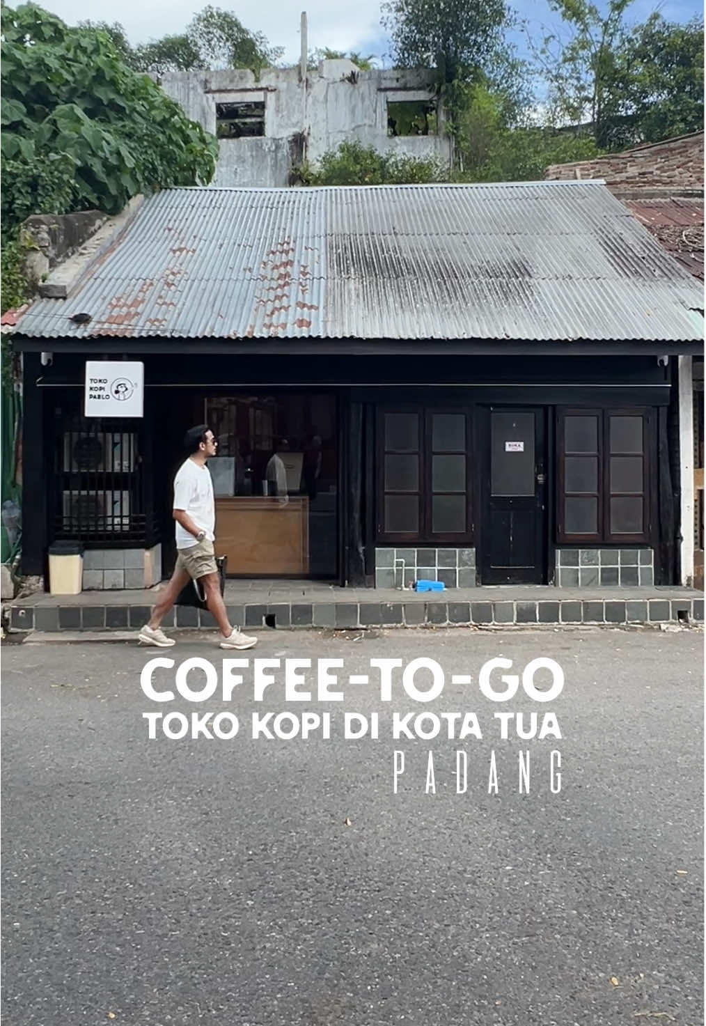 Super estetik fasadnya, coffee-to-go di Padang.  GAS|Go with Adjie Satyaji 📍 @kopi_pablo - Jl Kelenteng, Pondok, Kota Padang, Sumatera Barat Fasadnya kece, dalamnya simpel. Ada bangku buat 4 orang. Buat nunggu orderan aja kayaknya.  Kopi nya enak, harga affordable. Wajib mampir! Save dan GAS segera! #coffee #coffeeshop #kopi #padang #kotatua     