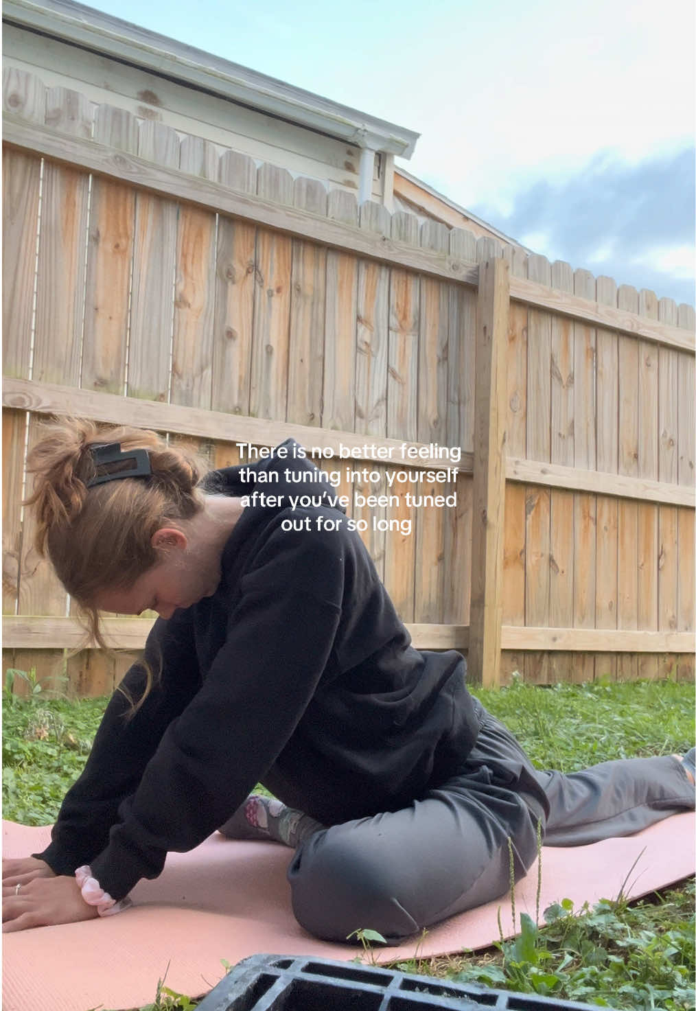 1000% recommend doing yoga outside #mindfullness #mindbodysoul #yoga #morningroutine #tuneintoyourself 
