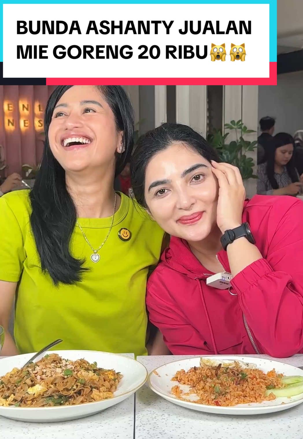 Buruan ngemplok di Dapur Asix Reborn, lokasinya masih di Lu’Miere Radio Dalam, Bunda Ashanty jualan Nasi Goreng ala Mas Anang dan Mie Goreng kesukaan Mama Nur harga 20 Ribuan #faridanurhan #awurawuremplok 