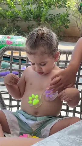 איך הוא מכניס את הכרסססס 😂😂😂