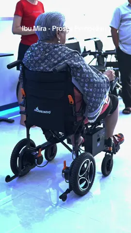 🔥 Ibu Mira pilih N5519 Black Pro! Ringan ✅ Lipat praktis ✅ Elegan ✅ 👉 Mau coba juga? Klik link bio! #Careindo #N5519BlackPro #KursiRodaElektrik #KursiRodaTravel #KursiRodaLipat #Disabilitas #MobilityIndonesia #WheelchairIndonesia #trending  #AlatBantuLansia #StoreIndonesia #OnlineStoreIndonesia #Indonesia #HealthyLifestyle #fyp 