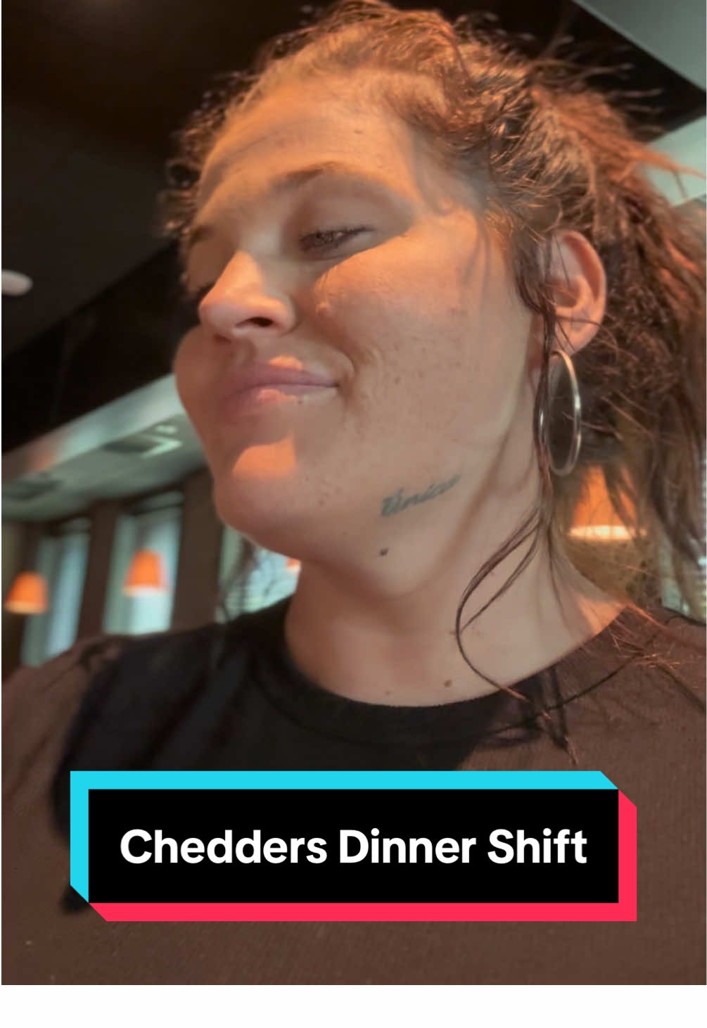 Picked up a shift at Cheddars, unfortunate for me, I picked up on the SLOWEST day since we’ve opened, go figure. 🤣😅 #serving #waitress #whatimakeinaday #servingtables #tips 