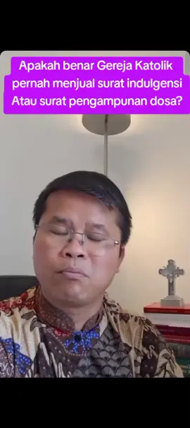 Sosok Sebenarnya Dibalik Penyimpangan Ajaran Indulgensi Adalah seorang pengkhotbah Dominikan, bernama Johann Tetzel diutus berkhotbah ke Juterbog, Jerman. Amal/ derma (almsgiving) yang selalu menjadi salah satu ungkapan perbuatan kasih (lih. Mat 6:2), menjadi temanya, demi menggalang dana untuk pembangunan basilika, dan ini dikaitkan dengan indulgensi. Sayangnya, Tetzel membuat suatu pantun yang memang dapat disalahartikan, karena berbunyi seperti ini, “Begitu terdengar bunyi koin emas di kotak, bangkitlah jiwa menuju Surga.” Maka kesannya, seolah-olah orang didorong untuk menyumbang supaya dapat masuk Surga, atau jiwa-jiwa orang yang telah meninggal yang mereka doakan langsung akan dapat masuk Surga. Padahal, jika kita membaca tentang ajaran indulgensi, terlihat bahwa yang dihapuskan dengan indulgensi itu adalah siksa dosa temporal dari dosa-dosa yang sudah diampuni (melalui Sakramen Tobat) dan bukan untuk dosa yang belum diakui dan karena itu, belum diampuni; apalagi membebaskan seseorang dari siksa dosa dari dosa yang belum dilakukan. Atau, jika doa ditujukan bagi jiwa orang yang sudah meninggal, tetaplah pada akhirnya Tuhan yang memutuskan apakah jiwa itu sudah siap beralih ke Surga atau belum, dan bukan atas jasa perbuatan orang yang memasukkan sumbangan ke dalam kotak. Sebab, yang berkuasa mengampuni dosa dan membawa jiwa-jiwa ke Surga tetaplah Kristus. @postinus.gulo.osc  @indulgensi  @katolik.apostolik  @katolikku_keren  #fyp  #viral 
