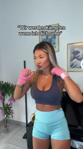 Wer traut sich gegen mich anzutreten 😉 #trend #humor #boxen #asiatin #süß 