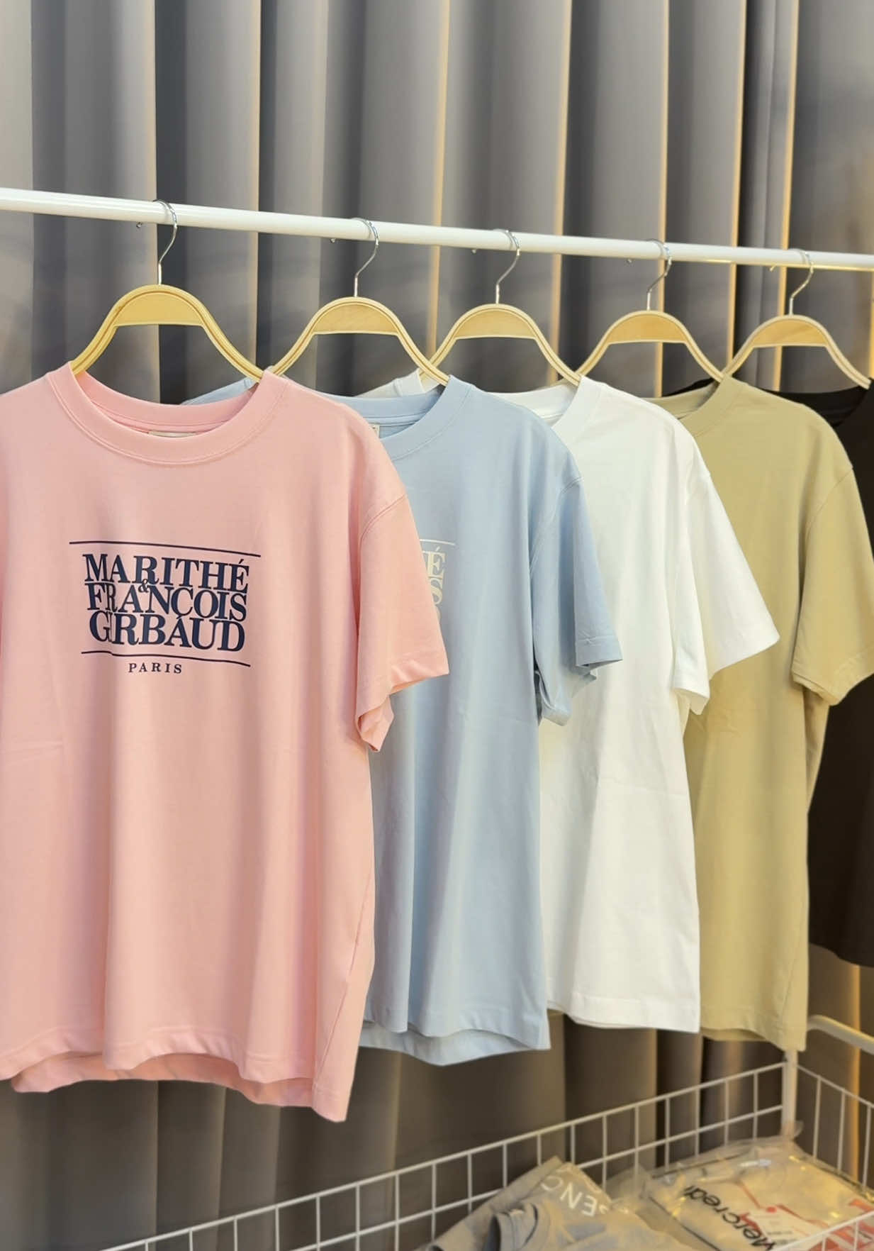 เสื้อยืด Marithe มาในลาย สุด Classic ใครเพิ่งเริ่มตามแบรนด์นี้ต้องมาลองรุ่นนี้ก่อนเลย ผ้าดีมากค่ะ แล้วมีแบบครบไซส์ ผู้ชายก็ใส่ได้นะคะ 🤍 #seoulmadebyinging #marithe 