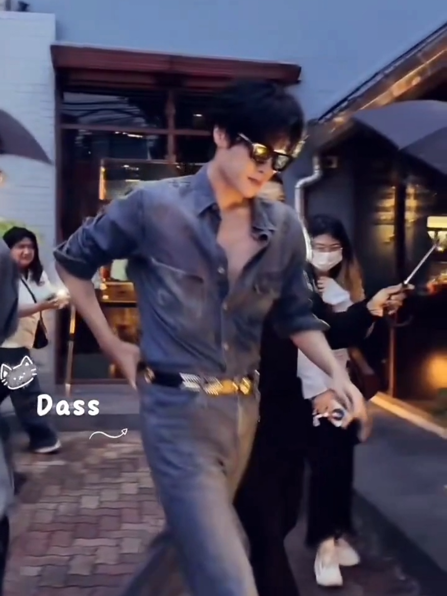 มึงเอ้ยย!พี่มาในชุดยีนส์แว่นดำ หล่อมากหล่อตะโกนหล่อแบบตายไปเลยตายยังกูเนี่ยตายได้ยัง🤭😍🦊 #zhanxuan #展軒 #จ้านเซวียน #ฟีดดดシ #zhanxuanxliuxuanchenginbangkok 