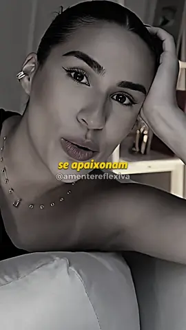 “As pessoas se apaixonam pelas flores, não pelas raízes.” - Lívian Aragão Eu ouvi uma frase esses dias que não saiu mais da minha mente: se as pessoas se apaixonam pelas suas flores e não pelas suas raízes, o que será que elas vão fazer quando o outono chegar? Essa pergunta me atravessou como poucas coisas na vida. Porque é fácil ser amado quando tudo em você floresce, quando a vida está bonita, quando o sorriso é leve e o coração parece cheio. Mas e quando as folhas começam a cair? E quando a vida cobra suas dores, quando os dias ficam cinzentos, quando não resta perfume, só silêncio? É aí que a gente descobre quem fica. É aí que a gente entende quem não está apenas admirando a sua superfície, mas quem realmente se conecta com a essência. Muitas vezes nos perdemos tentando ser jardim para os olhos alheios, exibindo cores e escondendo as raízes que nos sustentam. Só que o que nos mantém de pé não são as flores — é a força invisível que nasce de dentro, do que ninguém vê, mas que suporta ventos, chuvas e estações difíceis. Quem só te ama pelas flores, vai embora no primeiro outono. Quem escolhe suas raízes, permanece até no inverno mais rigoroso. Então não tenha medo de perder pessoas que só se encantam pelo que você tem de passageiro. O que é verdadeiro não se assusta com a queda das folhas, porque sabe que a primavera sempre volta. E nesse ciclo da vida, aprenda a ser o primeiro a escolher suas próprias raízes. Porque quando você se honra de dentro para fora, não há estação que possa roubar a sua essência. 🎥: @livianaragao  #amorverdadeiro #essencia #conexao #raizes #ciclodavida