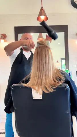 #k18 #haircareroutine #hairtok #hairrepair #fyp Repara el daño del cabello a nivel molecular en solo 4 minutos La tecnología patentada K18Peptide™ reconstruye los enlaces rotos dentro del cabello Perfecto para cabello decolorado, teñido, dañado por el calor y tratado químicamente Tratamiento sin enjuague - no requiere enjuague, fácil de usar Con la confianza de salones y estilistas de todo el mundo Crea un cabello más fuerte, suave, brillante y saludable Se ha demostrado que reduce la rotura y mejora la elasticidad Funciona en todo tipo de cabello Viral y muy recomendado en TikTok y comunidades de belleza