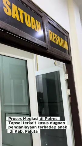 Kasus dugaan penganiayaan terhadap anak di Kab. Paluta yang telah dilaporkan ke Polres Tapsel @polres_Tapsel pada tanggal 09 Juli 2025 lalu terus bergulir. Proses tahapan penyelidikan yang dilakukan penyidik PPA Polres Tapsel mulai dari pemeriksaan terhadap terlapor (MH) hingga mediasi antara pihak Pelapor/Korban dengan Terlapor juga sudah dilakukan, Selasa (19/08-25) di Mapolres Tapsel. Pada proses mediasi tersebut, Pengacara Gemoy (Korban/Pelapor) selaku Penasehat Hukum Pelapor meminta ganti rugi atas peristiwa dugaan penganiayaan yg menimpa anak Pelapor, namun ganti rugi yang dimaksud Pengacara Gemoy tidak disanggupi oleh Terlapor dengan dalih pihak Terlapor hanya ingin bersalam-salaman saja sehingga terkesan tidak ingin bertanggung jawab terkait biaya yg dimaksudkan oleh kami Pelapor, bahkan tawaran dari pihak Terlapor atas permintaan dari kami pihak Korban pun tidak diutarakan sama sekali, sehingga mediasi yang diinisiasikan oleh Penyidik PPA Polres Tapsel tersebut untuk sementara gagal/belum ada kesepakatan. Tentu kami dari kantor hukum Azhari Daulay akan berkoordinasi dengan penyidik terkait dengan tindaklanjut penanganan perkara ini agar proses hukum dilanjutkan sampai nanti penetapan status Tersangka kepada Terduga Pelaku ditetapkan oleh Tim Penyidik Unit PPA. Aamiin. - - #pengacaragemoy #advokat #stopkekerasanterhadapanak #polrestapsel #paluta   