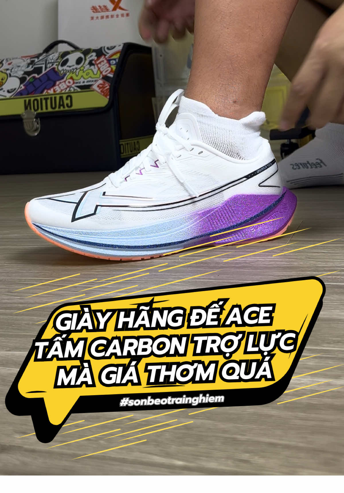 Đế carbon mà giờ dễ sở hữu quá. Upper thoáng soi thấu đèn từ mũi đến gót thấu cả đế ACE luôn. Mã này quá ngon #sonbeotrainghiem #xtep #giaychaybo #giaythethao 