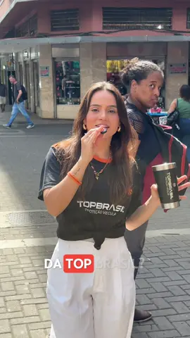 Fomos às ruas novamente fazer 3 perguntas sobre proteção veicular… e acredite: nem todo mundo passou no teste 😅 Assista até o final e descubra quem gabaritou 👀 (E quem levou o brinde Top Brasil, claro!) E aí… Você acha que saberia as respostas? 🧡   #vocêsabia #desafioTop #protecaodeverdade #topbrasil #quemtemtabem  