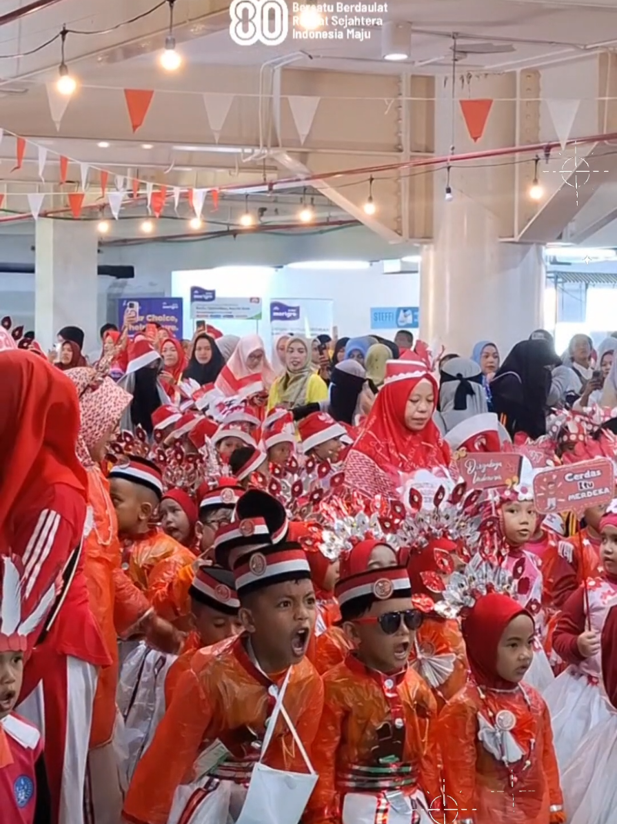 “Anak-Anak RA Adalah Generasi Emas Indonesia” – Kakankemenag Makassar, H.Irman Dengan penuh semangat, ratusan siswa RA se-Kota Makassar ikut memeriahkan HUT ke-80 RI lewat Lomba Pawai dan Mewarnai di Nipah Mall Makassar. Kakankemenag Kota Makassar, H. Irman, menegaskan bahwa anak-anak RA adalah generasi emas masa depan yang harus dibina dengan semangat hidup, berkarya, dan berkreasi.  Hari ini, semua anak adalah juara!  Mari bersama mendidik generasi berakhlak, berprestasi, dan siap menyongsong Indonesia Emas 2045. #AstaProtas #AstaAsksiKemenag #KemenagRI #KemenagSulsel #HUTRI80    