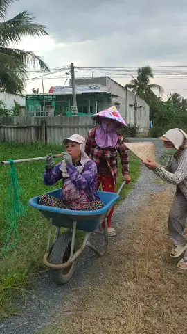 Đi làm mà bắt quay vầy nè chịu nổi hong:))) #xuhuongtiktok #xuhuong #fyp #giaitri #vuive #haihuoc #nguyenhue 