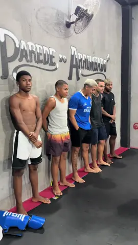 Todos atletas vacilaram e foram para parede não tem jeito #parede #cruzados #muaythai 
