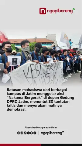 Ratusan mahasiswa dari berbagai kampus di Jawa Timur menggelar aksi demonstrasi bertajuk “Nakama Bergerak” di depan Gedung DPRD Jawa Timur, Selasa 19 Agustus, 2025. Aksi ini diinisiasi oleh Badan Eksekutif Mahasiswa Seluruh Indonesia (BEM SI) Kerakyatan Wilayah Jawa Timur dengan membawa 30 tuntutan yang terangkum dalam delapan isu besar. Meski sempat diguyur hujan deras, massa aksi yang berjumlah sekitar 300–400 orang tetap bertahan di lokasi. Mereka menuntut Ketua DPRD Jatim, Muhammad Musyafak Rouf, untuk mendengar aspirasi dan menyampaikan langsung tuntutan mereka ke pemerintah pusat. #promomakanmerdeka #NgopibarengID 
