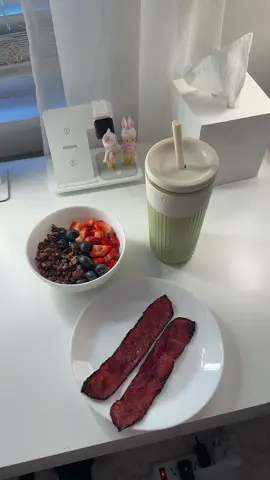 who wants a matcha recipe #matcha#yogurtbowl#healthymeals#cleangirlaesthetic#healthyfood 