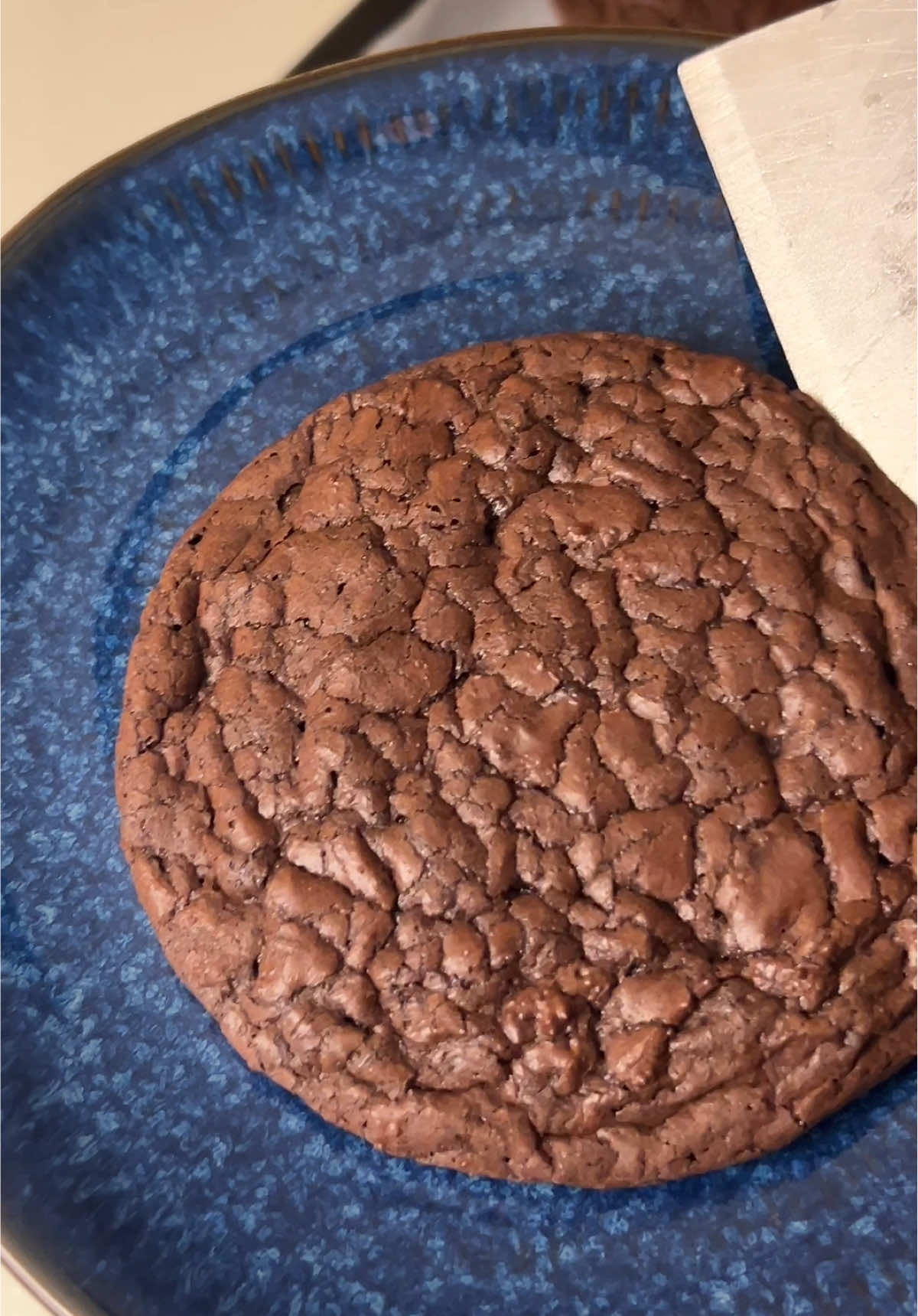 Brownie cookies ⬇️جداً لذيذ انصحكم تجربوه🥹 ٢ بيض م ص فانيلا ١٠٠ غ سكر ابيض ٥٠ غ سكر بني رطب  نخلطهم حتى يصير الخليط فاتح  ٢٠٠ غ دارك شوكلت ٧٥ غ زبدة نذوبهم ونضيفهم للخليط  ٧٠ غ طحين  ٢٥ غ كاكاو باودر رشة ملح  م ص بيكنغ باودر  م ص نسكافيه نضيفهم للخليط والتحريك برفق بالسباتولا  ندخل الخليط للثلاجة  لمدة نصف ساعة حتى يتماسك نشكلهم على شكل دوائر بفرن مسبق التسخين درجة حرارة ١٨٠ من تحت  بدون مروحة لمدة ١٥ د #fyp #4u #4upage #explore 