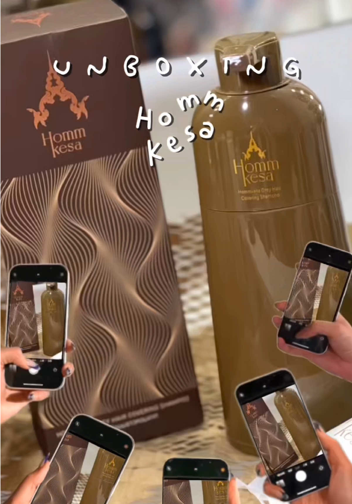 ไม่อยากเสียเวลาทำสีผมที่ร้าน? ลอง Hommkesa Natural Grey Hair Cover Shampoo 💆🏻‍♀️ แค่สระทิ้งไว้ 10 นาที ปิดผมขาวได้ทันที สีสวยกลมกลืน ดูเป็นธรรมชาติ ที่สำคัญยังมีสารสกัดผลไม้ไทย + สมุนไพร + เคราติน บำรุงเส้นผมให้นุ่มเงางาม ไม่แห้งเสีย 🍃 #Hommkesathailand #Hommkesa #หอมเกศ #ปิดผมขาว #ผมขาว     