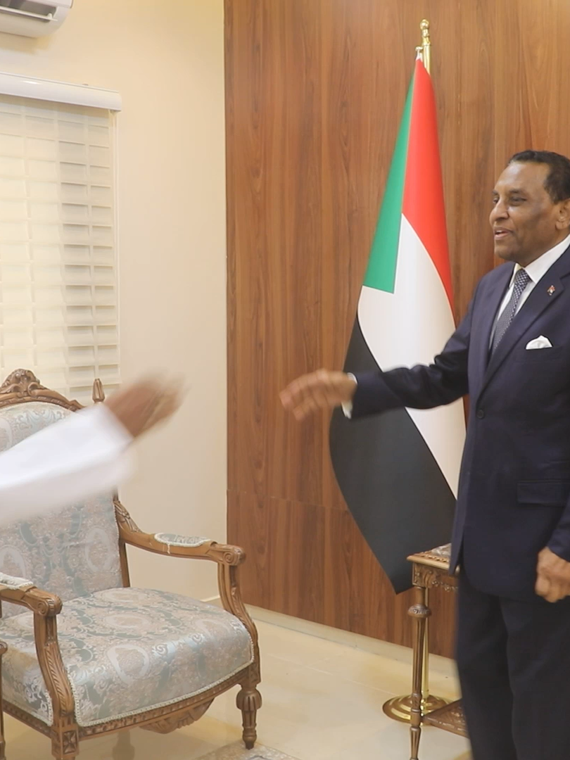 رئيس الوزراء يلتقي رئيس المجلس الاعلي للسلم الاجتماعي التقي  الدكتور كامل ادريس  رئيس الوزراء اليوم بمكتبه السيد النور الشيخ النور  رئيس المجلس الأعلي للسلم الاجتماعي وقال السيد  النور  في تصريح صحفي  دعا رئيس الوزراء خلال اللقاء كل الطرق الصوفية بدعم برامج المجلس  المتمثلة في السلم الاجتماعي والتوافق الوطني ، ونبذ خطاب الكراهية. وأضطلع رئيس المجلس على خطة المجلس وأهدافه المتمثلة في نبذ خطاب الكراهية والعنصرية وقبول الآخر إلى جانب إشاعة روح التسامح وإجراء المصالحات المجتمعية وأكد النور ثقتهم في قيادة الدولة متمثلة في رئيس مجلس السيادة الفريق أول ركن عبد الفتاح البرهان خلال المرحلة الحالية ، مشيرا إلى الاستفادة من تجربة رواندا في تجاوز آثار الحرب وإيجاد صيغة تحقق التماسك المجتمعي والتنوع الثقافي من خلال المزيد من الجهود والبناء على الإرث السوداني في المصالحات والتعايش.