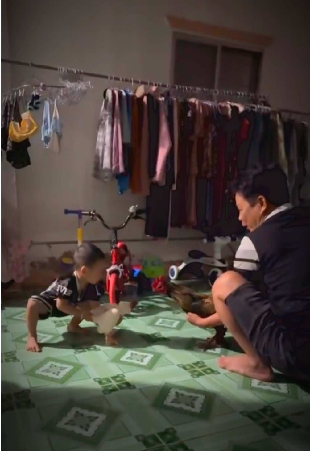 Bà nội coi thấy gà nhỏ, gửi cho cha nó coi, cha nó mua rồi đem xuống thả với ông ngoại và dì út #perfect #gàchoivietnam🇻🇳 #miềntây #AnhKhang #xh 